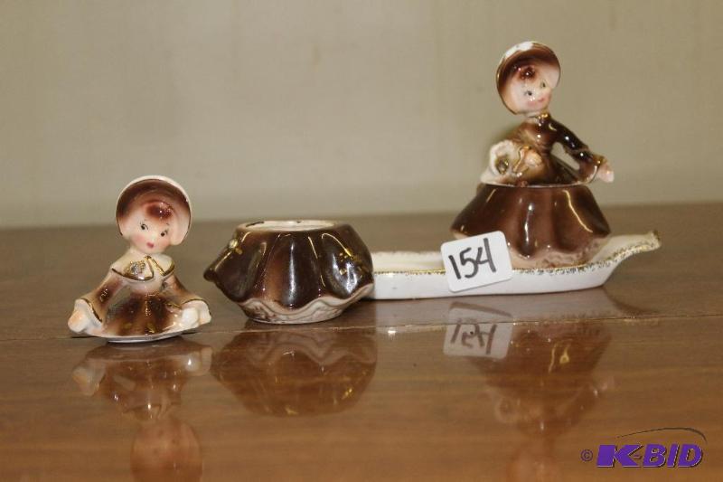 lot 154 image: Porcelain Salt and Pepper Pincher Figurines o...