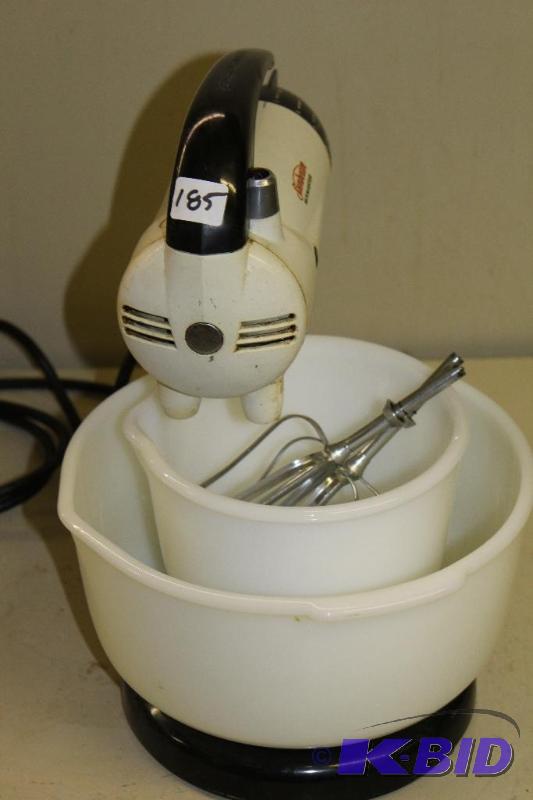 lot 185 image: Vintage Sunbeam Mixmaster  Tested and Works W...