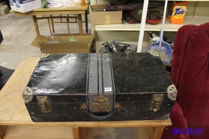 lot 24 image: Vintage Trunk...