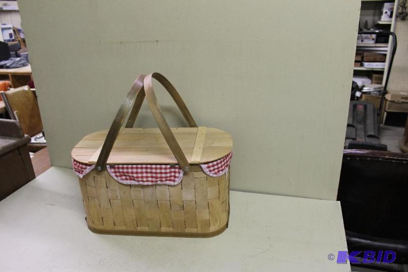 lot 43 image: Picnic Set, many plates, bowls, etc  all in g...
