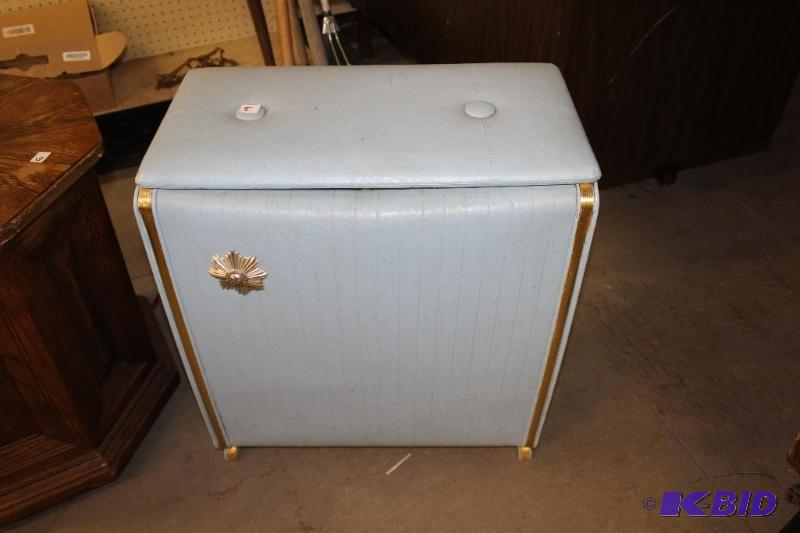 lot 5 image: Vintage Hamper ...