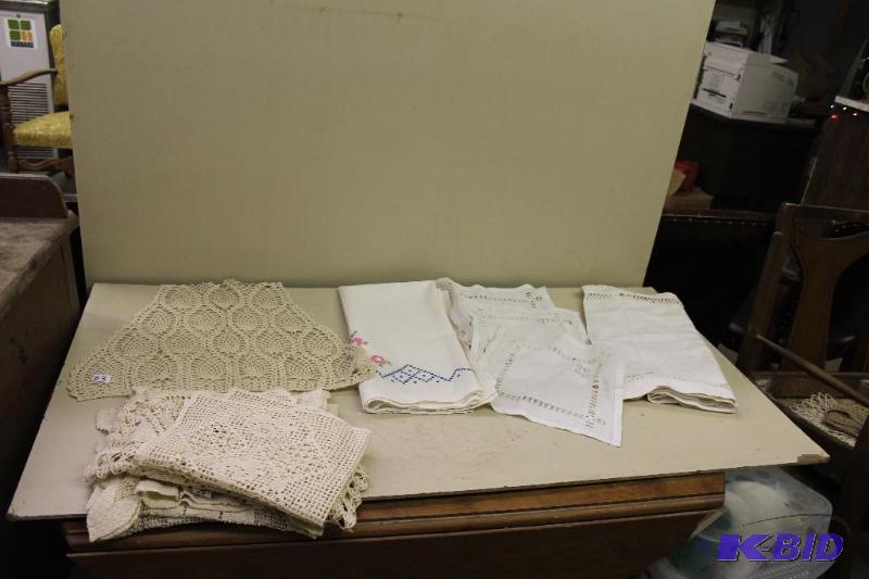 lot 83 image: Tablecloths, Doilies ...
