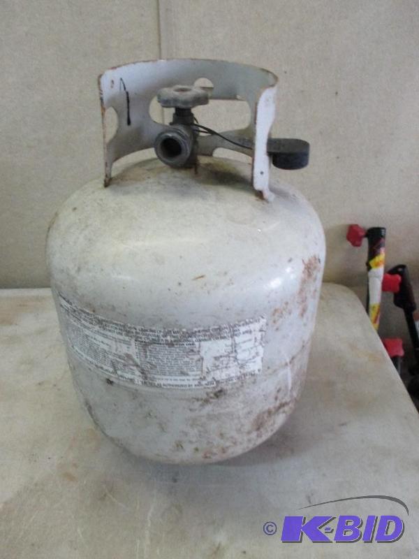 lot 19 image: 20 lb lp tank, new style valve...
