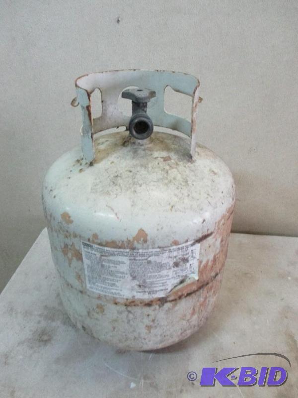 lot 25 image: 20 lb lp tank, new style valve...