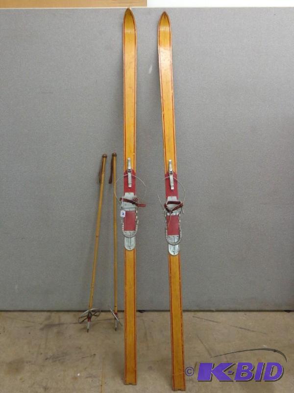 lot 19 image: Wooden Skis   Large   KandahapDartmout...