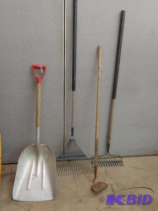 lot 47 image: Lawn and Gardening Equipment   Large Scoop Sh...