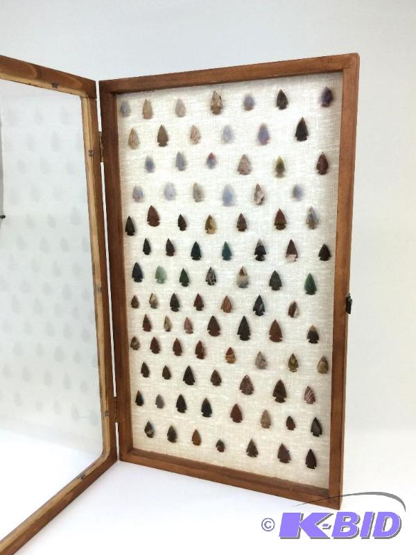 lot 11 image: Lot of arrow heads very small in large wooden collection case