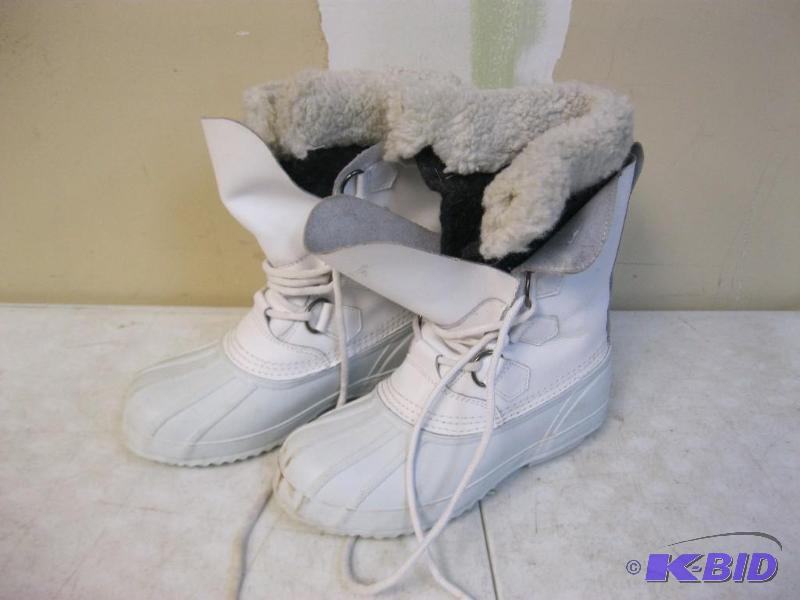 lot 126 image: Pair Of White Polaris Snow Boots Used, Some W...