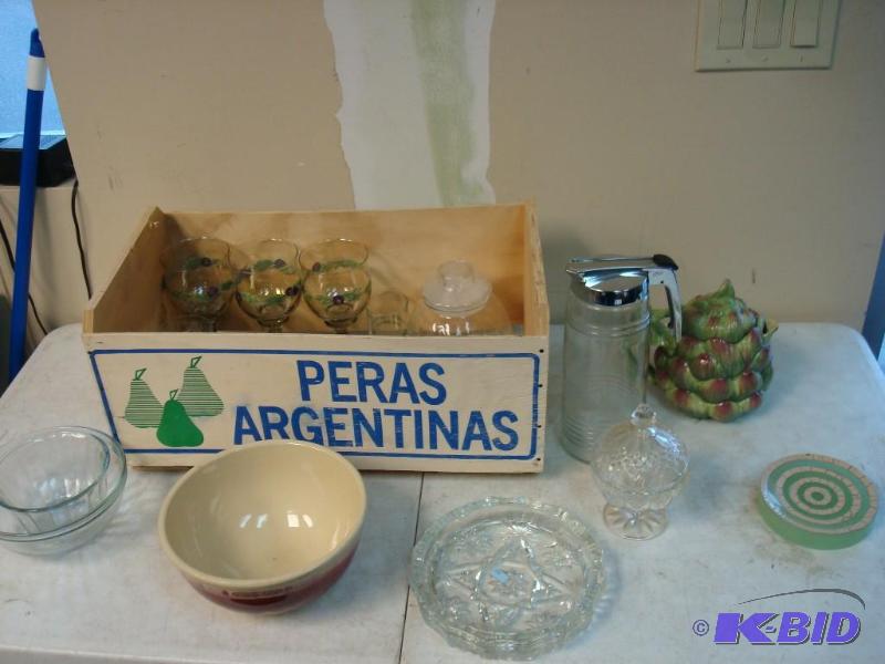 lot 149 image: Small Crate With Some&nbspGlassware, Bowls, ...