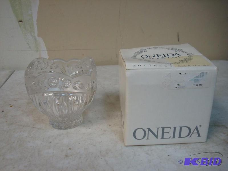 lot 38 image: Oneida Small Crystal Bowl...