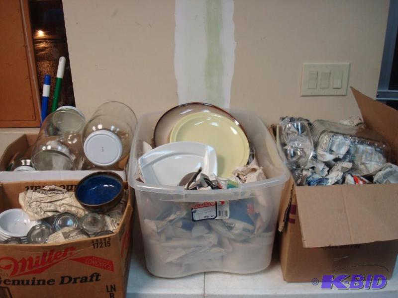 lot 46 image: Large Dish And Glassware Lot...