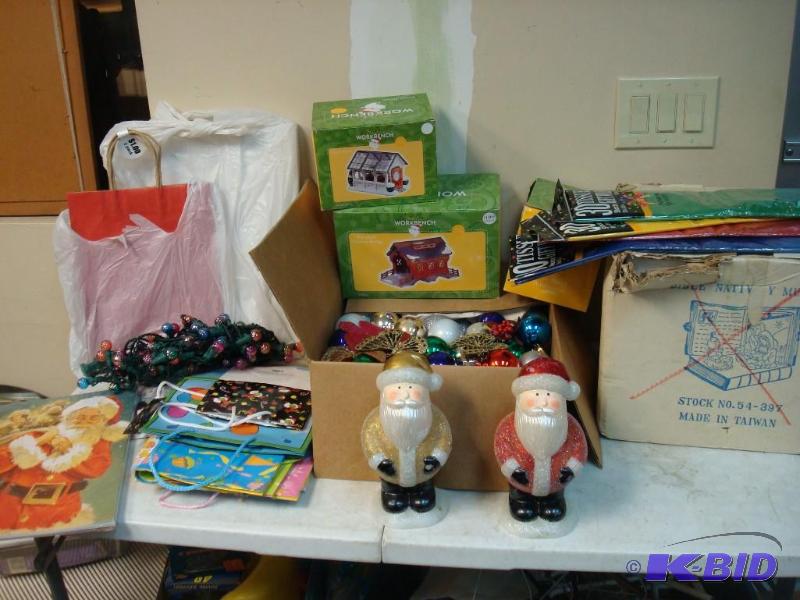 lot 81 image: Lot Of Christmas items, Candles, Ornaments, M...