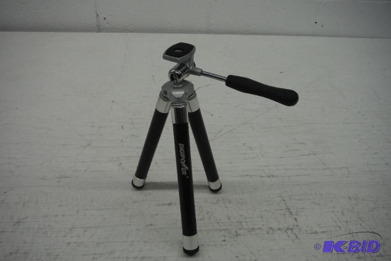 lot 102 image: DigiPower - DP-TP100 - Light weight mini tripod
