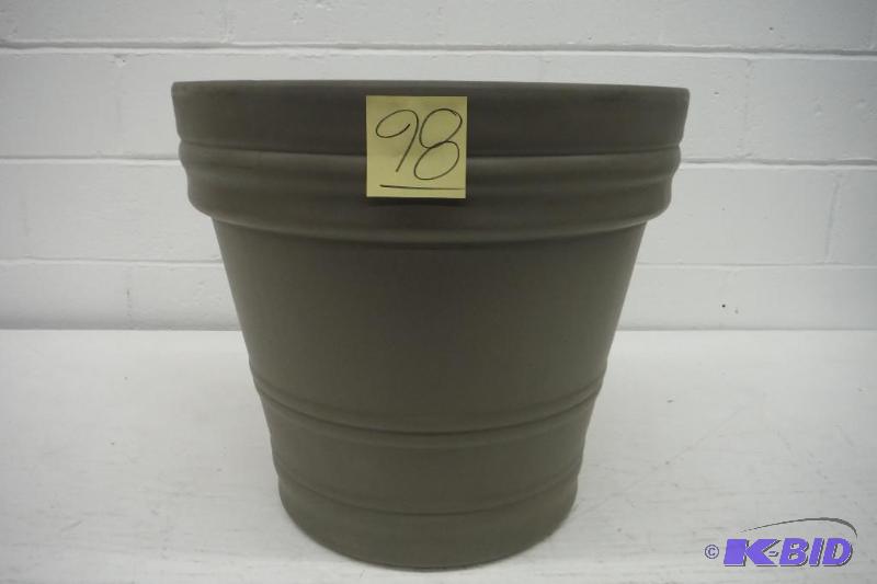 lot 98 image: Large flower pot