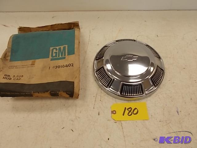 lot 180 image: 1969-72 Chev. Hub Cap, NOS...