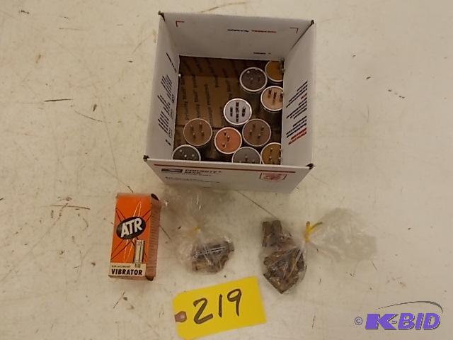 lot 219 image: Asstd Vintage Radio Vibrators & Parts...