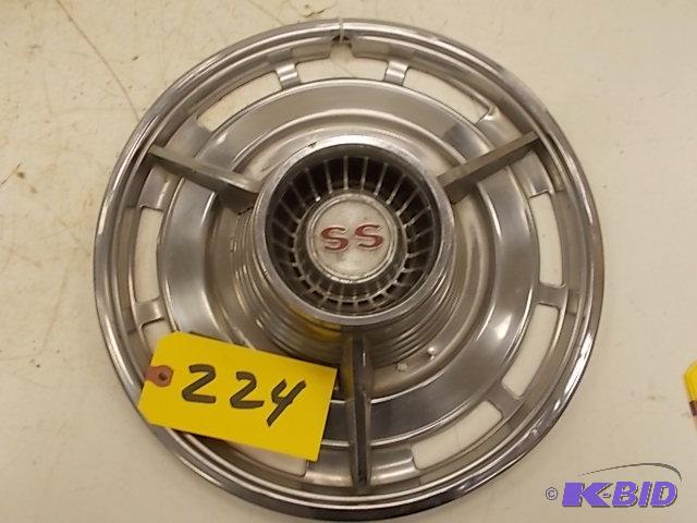 lot 224 image: 1963 Chev. Impala SS Hub Cap...