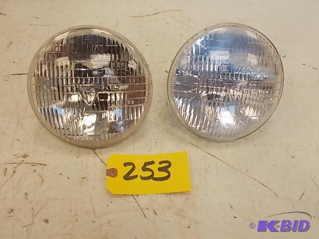 lot 253 image: (2) Working T-3 (6012) Head Lights...