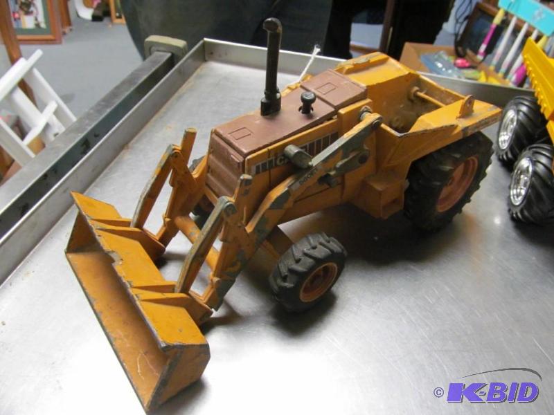 lot 11 image: Case 508E Construction King Tractor