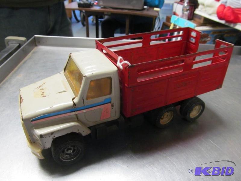 lot 13 image: Vintage Ertl Metal stock yard truck