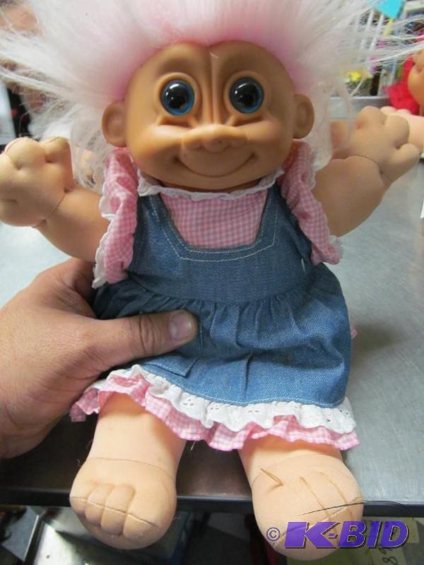 lot 20 image: Troll Doll