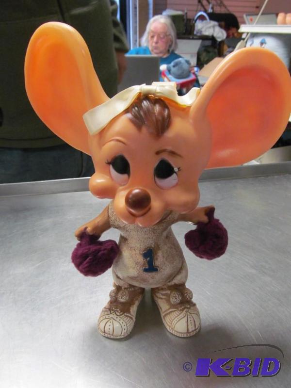 lot 27 image: Vintage 1977 mouse cheerleader bank