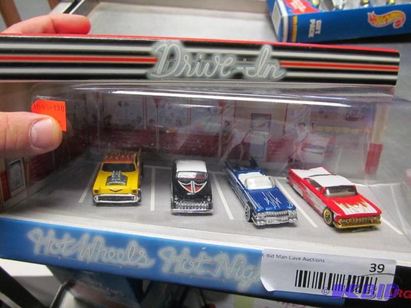 lot 39 image: Hot Wheels 4 car set Drive In