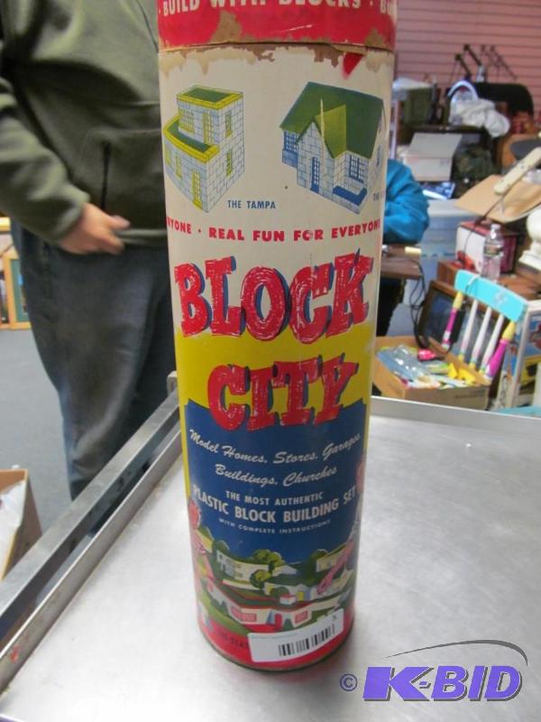 lot 5 image: Plastic block building set #B500