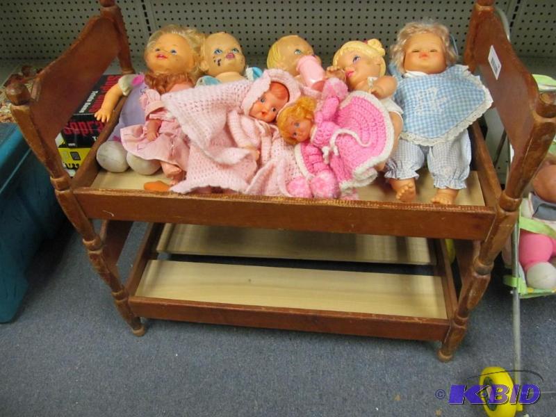 lot 54 image: Doll Bunk Bed and 8 Dolls