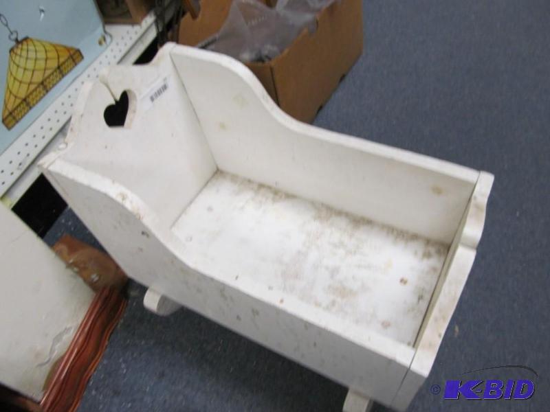 lot 55 image: Doll cradle