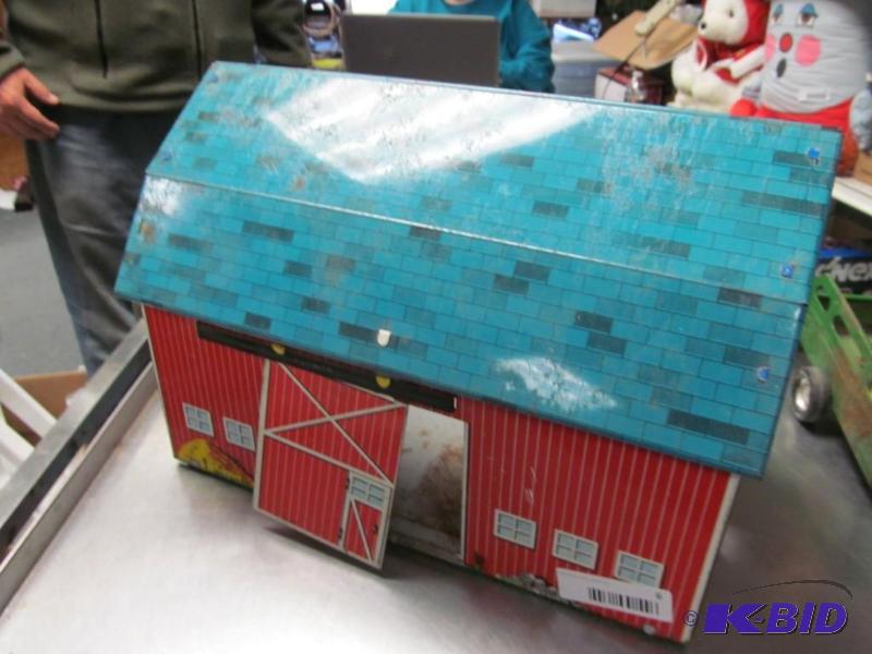 lot 6 image: Vintage tin barn Sunny Field Farms