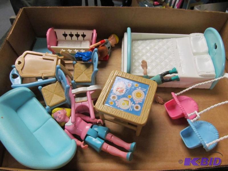 lot 9 image: Vintage doll house furniture & accessories and 3 dolls