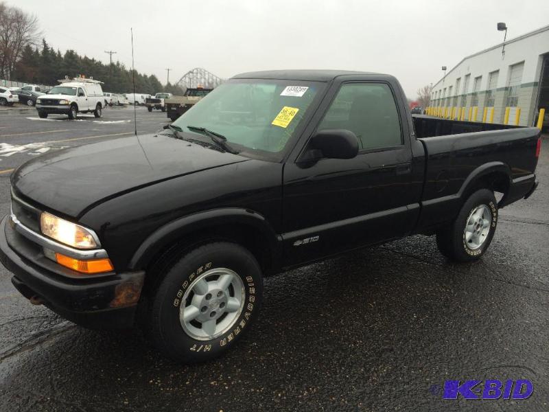 lot 15 image: 2000 Chevrolet S-10 4x4