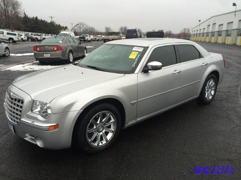 lot 2 image: 2005 Chrysler 300 C Hemi