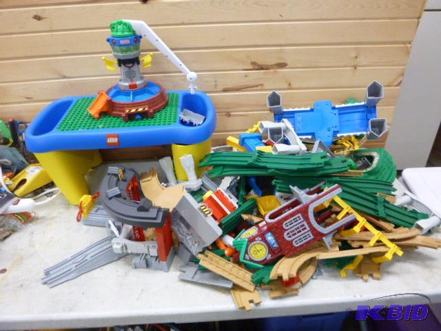 lot 10 image: Lot of Miscellaneous Toys...