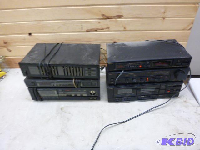 lot 11 image: Miscellaneous Stereo Components  3 Pione...
