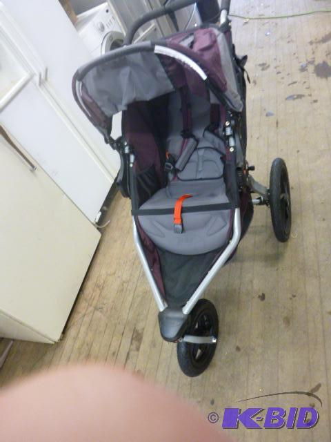 lot 200 image: B.O.B. Jogging Stroller With locking wheels, ...