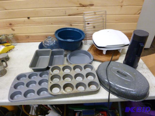 lot 74 image: Miscellaneous Bakeware and George Foreman Gri...
