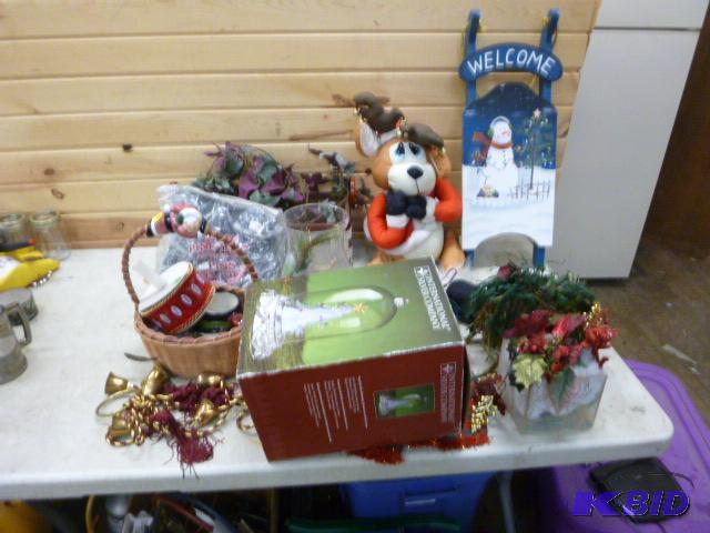 lot 76 image: Miscellaneous Christmas Decor...