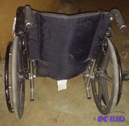 CHILDS Wheelchair. Complete. Holds a medium s...