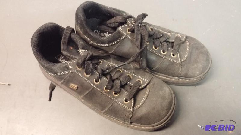 Sketchers Size 7 Black Tennis Shoe...