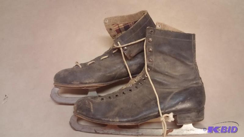 Mens Size 9 Ice Skates...