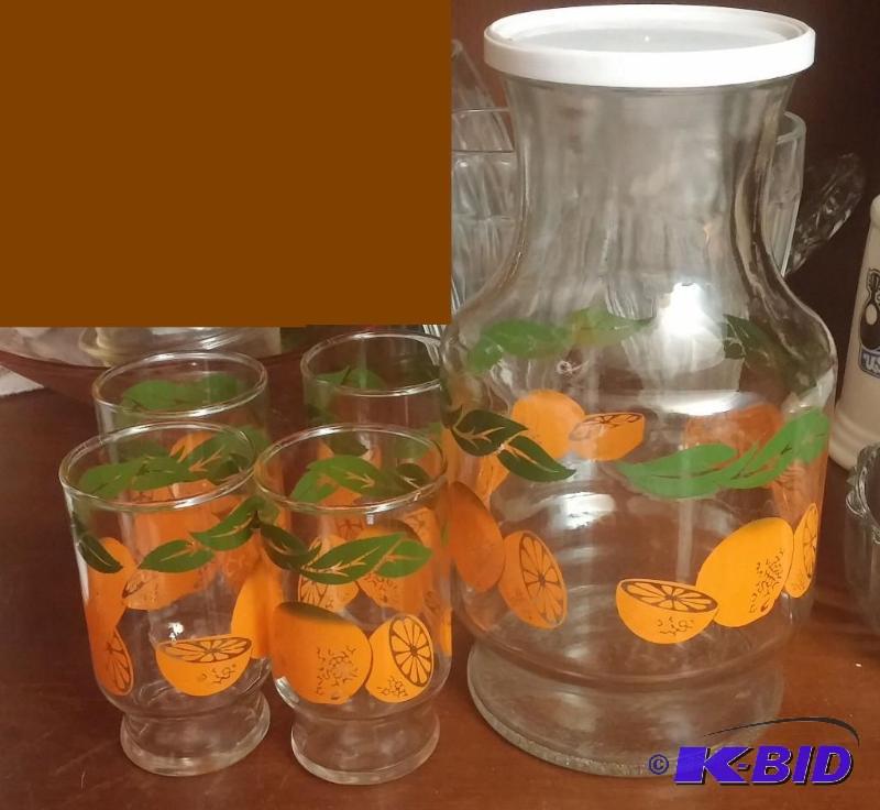 lot 15 image: Vintage Anchor Hocking Juice pitcher and 4 ju...