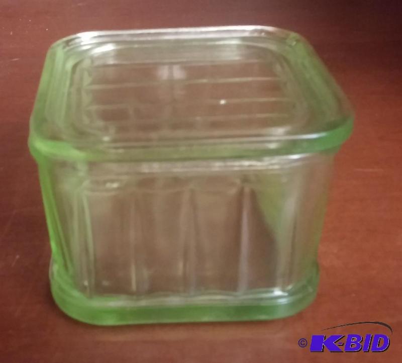 lot 17 image: Vintage Green depression glass box with lid...