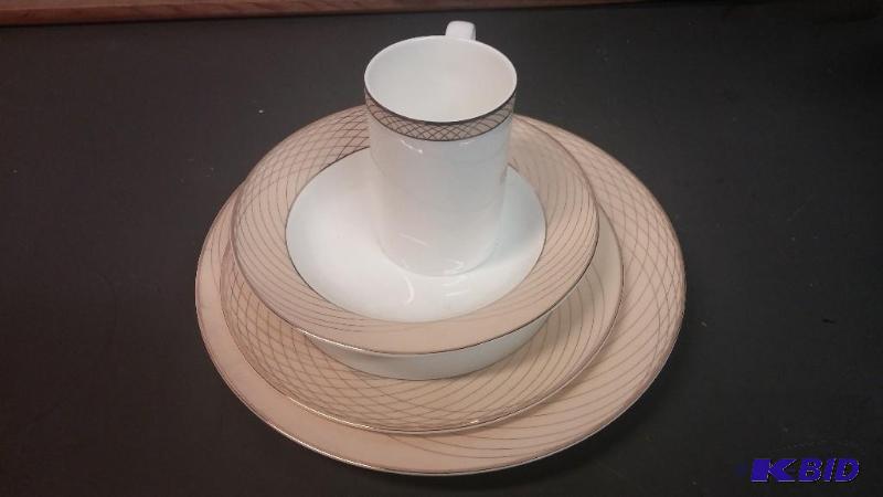 lot 19 image: One Place setting of Mary Kay Golden Annivers...