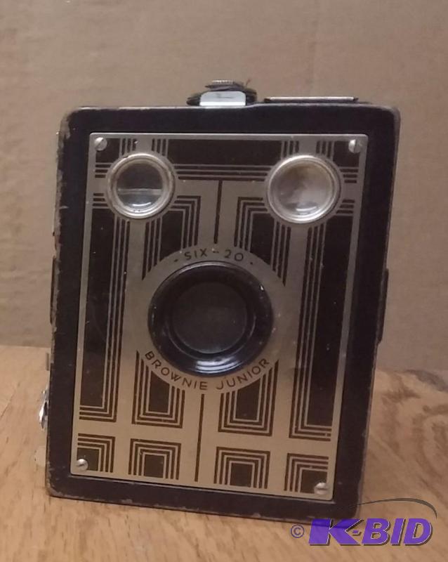 lot 2 image: Vintage Brownie Jr 620 Camera...