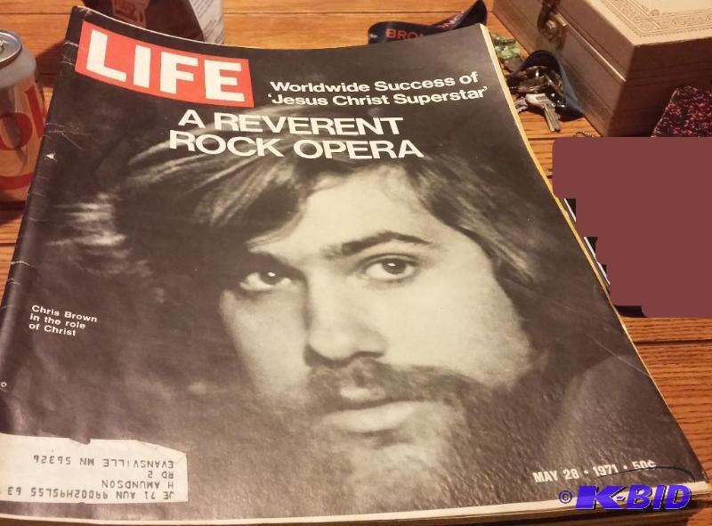 lot 28 image: Lot of Vintage Life Magazines Carol Burnett-...