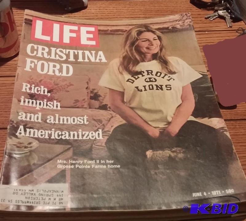 lot 41 image: Lot of Vintage Life Magazines Frank Sinatra-...