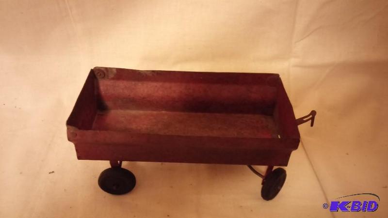 lot 5 image: Vintage Metal Hay Wagon...