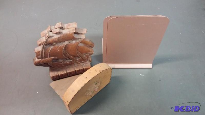 lot 8 image: Lot of Vintage Bookends, sailboats...